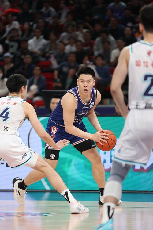 关于皇家马德里内部会议纪要流出：今夜更衣室发声；CBA季后赛使命明确；球探报告显示潜力的信息