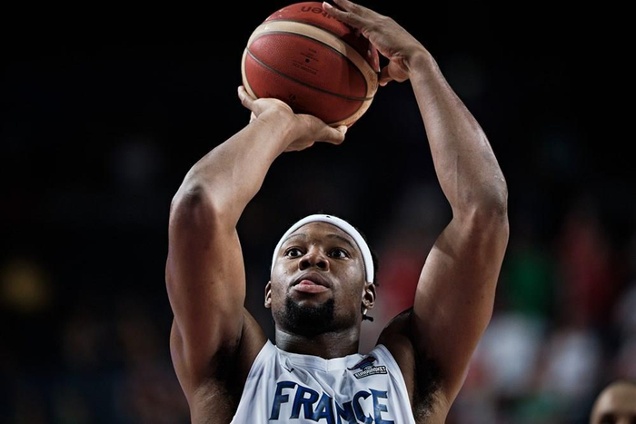 关于皇家马德里内部会议纪要流出：今夜更衣室发声；CBA季后赛使命明确；球探报告显示潜力的信息