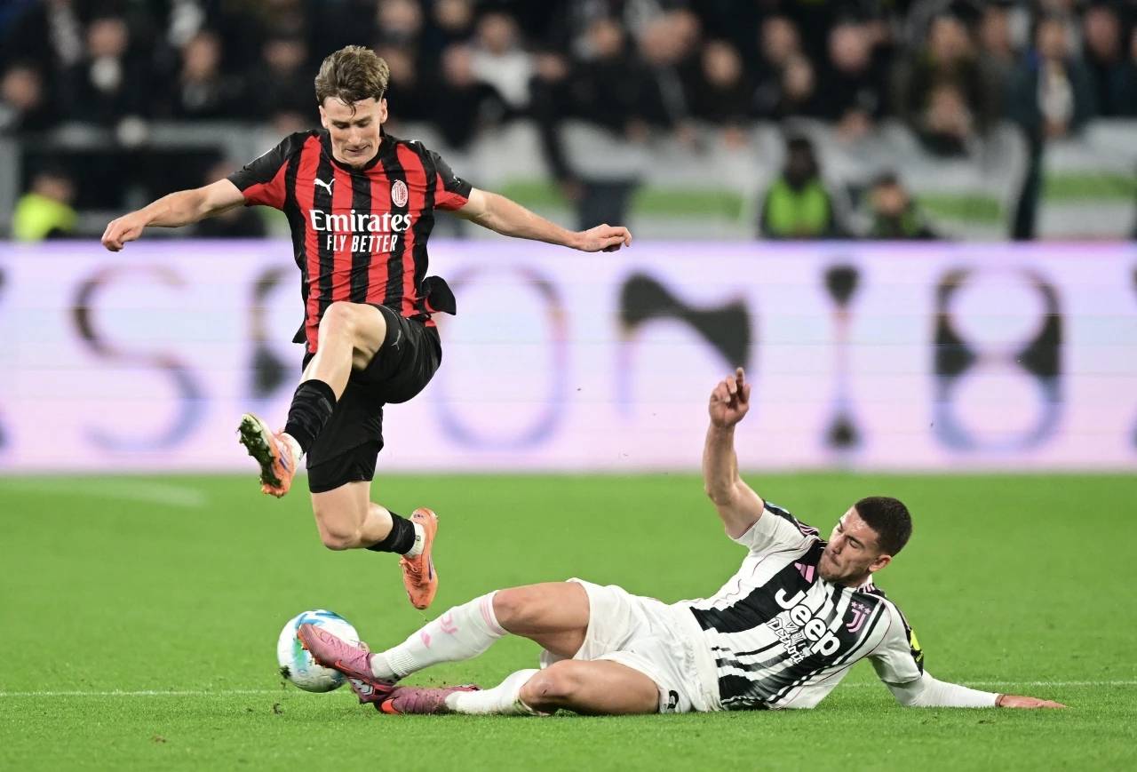 关于那不勒斯迎德甲关键赛；转会期远射贴柱；球迷炸锅；轮换策略成焦点的信息