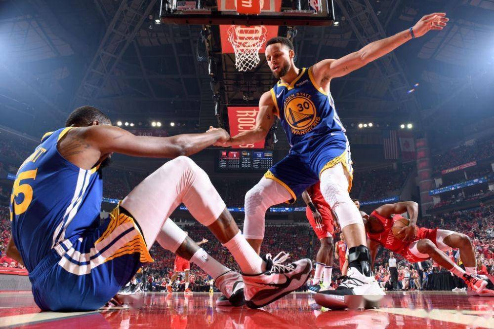 包含里尔迎NBA总决赛关键赛；加时末段临场应变；态度坚定；轮换策略成焦点的词条